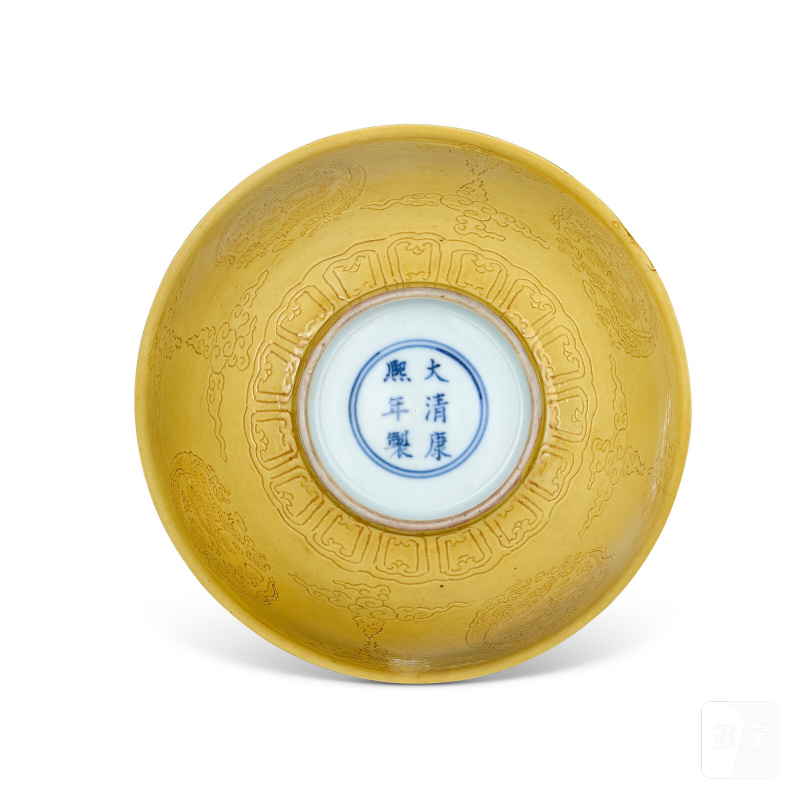 BOL EN PORCELAINE ÉMAILLÉE JAUNE À DÉCOR INCISÉ DE DRAGONS  CHINE, DYNASTIE QING, MARQUE À SIX CARACTÈRES DANS UN DOUBLE CERCLE EN BLEU SOUS COUVERTE ET ÉPOQUE KANGXI (1662-1722) - 图4